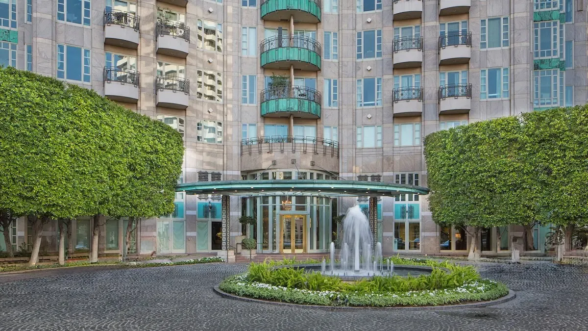 Front entrance of The Wilshire at 10580 Wilshire Boulevard, with the fountain and circular motor court